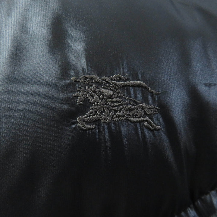 美品★バーバリーブルーレーベル FRF01-532-09 ファー・フード付 ロゴ刺繍入り 裏地チェック柄 ダウンコート ブラック 38 正規品