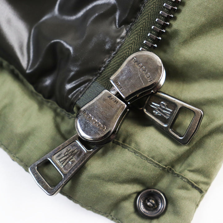 美品●MONCLER モンクレール 2021年製 1A00044 AVEILLAN ロゴワッペン付き 2WAY ダウンジャケット カーキ 2 正規品 メンズ 定価238700円
