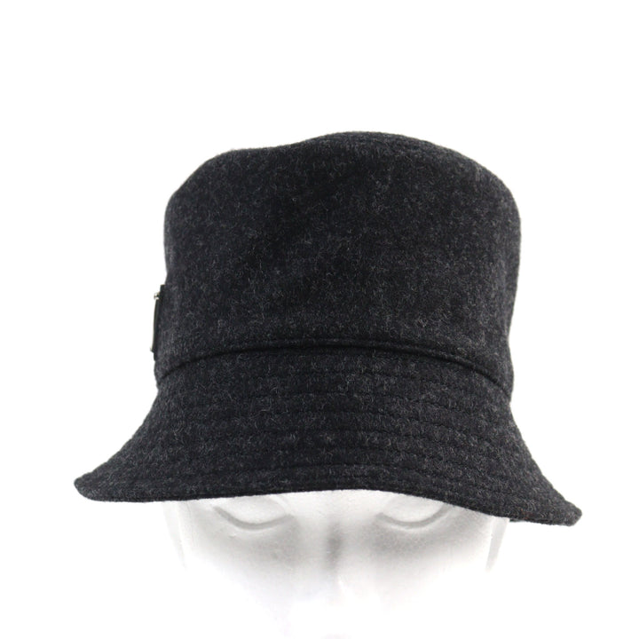 美品○PRADA プラダ 2HC137 ウール100% 三角プレート トライアングルロゴ バケットハット ダークグレー M イタリア製 メンズおすすめ