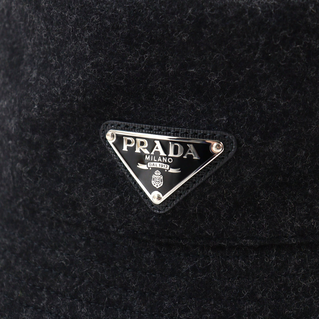 美品○PRADA プラダ 2HC137 ウール100% 三角プレート トライアングルロゴ バケットハット ダークグレー M イタリア製 メンズおすすめ