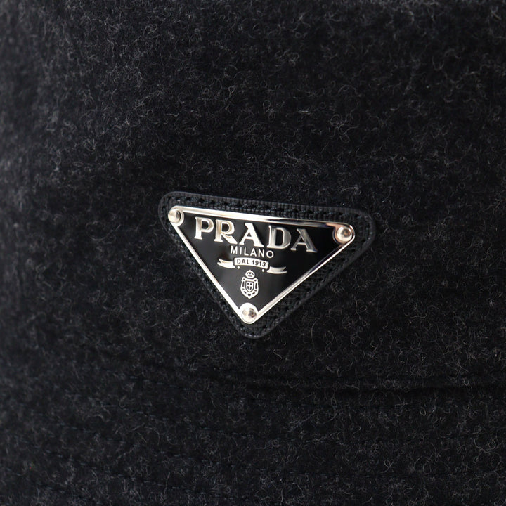 美品○PRADA プラダ 2HC137 ウール100% 三角プレート トライアングルロゴ バケットハット ダークグレー M イタリア製 メンズおすすめ