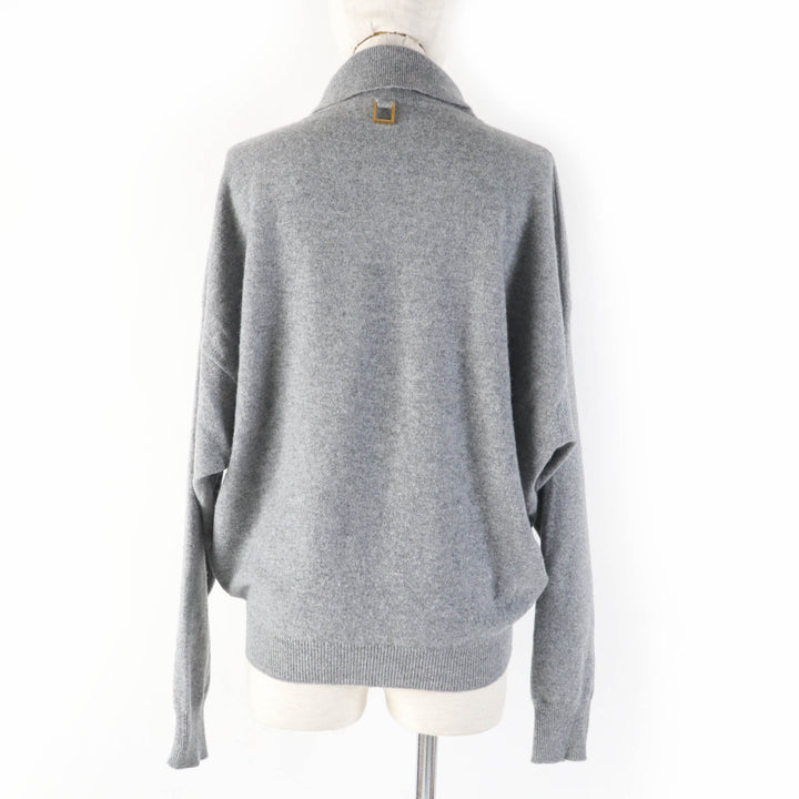 美品☆LOUIS VUITTON ルイヴィトン 23SS カシミヤ ウール ロゴ金具付 長袖 タートルネック ニット グレー S 伊製 正規品 レディース