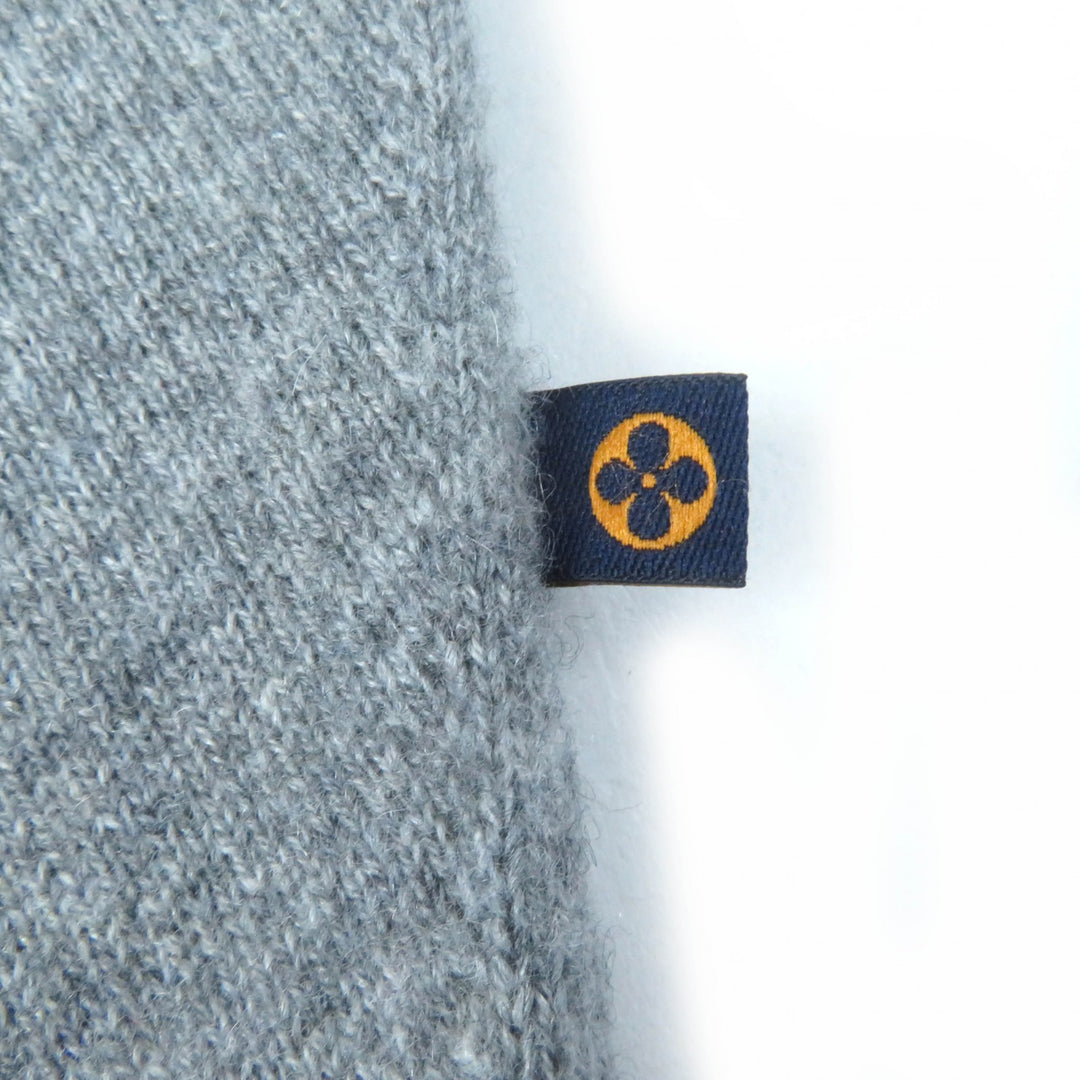 美品☆LOUIS VUITTON ルイヴィトン 23SS カシミヤ ウール ロゴ金具付 長袖 タートルネック ニット グレー S 伊製 正規品 レディース