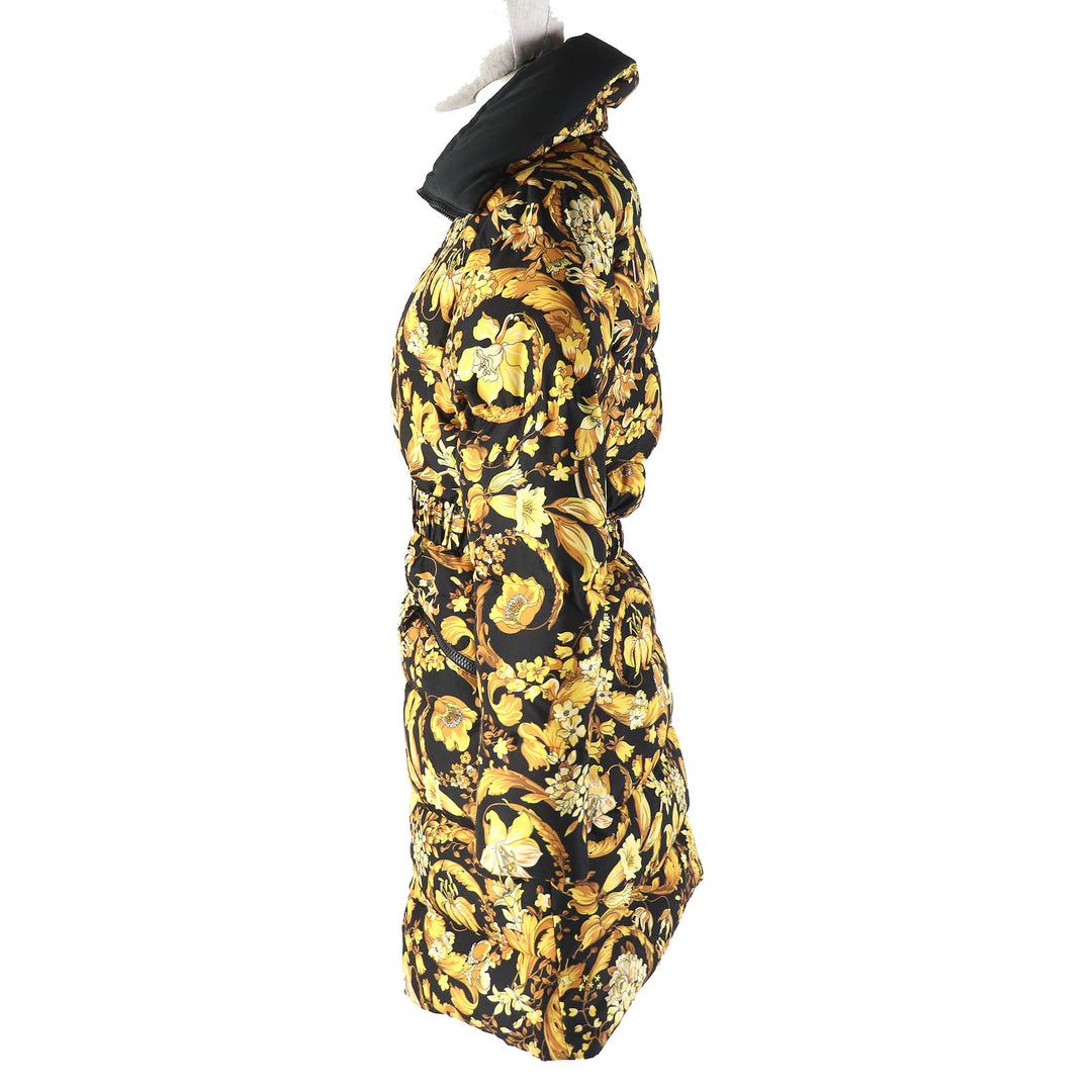 極美品△VERSACE ヴェルサーチ 2021年製 1002795 メデューサバックルベルト付き バロック柄 ダウンコート ブラック イエロー系36 正規品