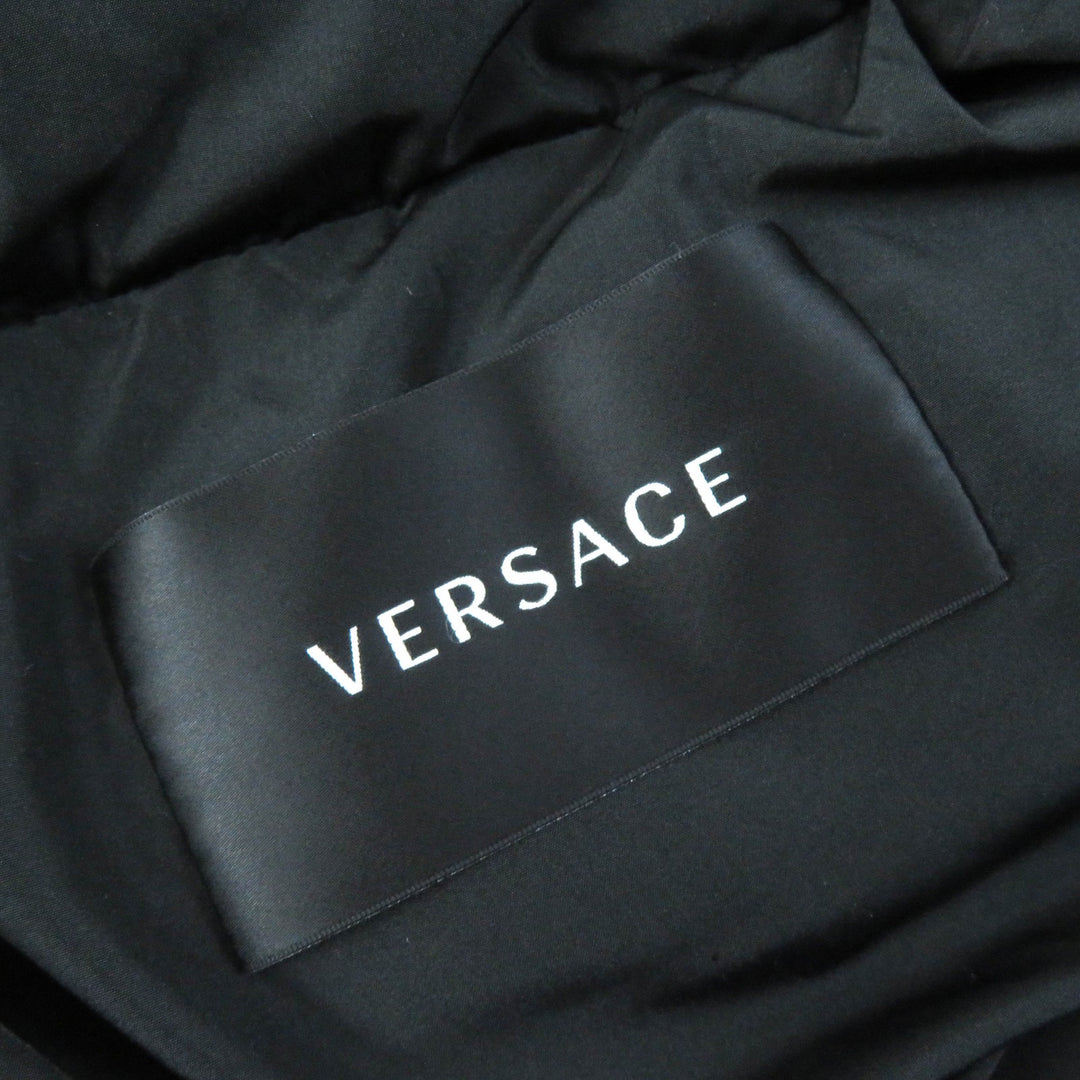 極美品△VERSACE ヴェルサーチ 2021年製 1002795 メデューサバックルベルト付き バロック柄 ダウンコート ブラック イエロー系36 正規品