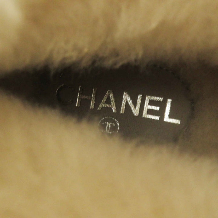 極美品◎CHANEL シャネル G34113 ココマーク・チェーン付き ムートン ブーツ ライトグレー ブラック シルバー金具 36 伊製レディース