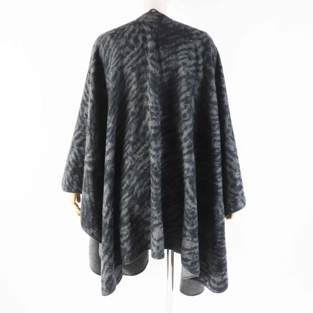 美品◎Loro Piana ロロピアーナ カシミヤ100％ 羊革 ロゴプレート付き パイピングラムスキン アニマル柄 ケープ ポンチョ グレー 正規品