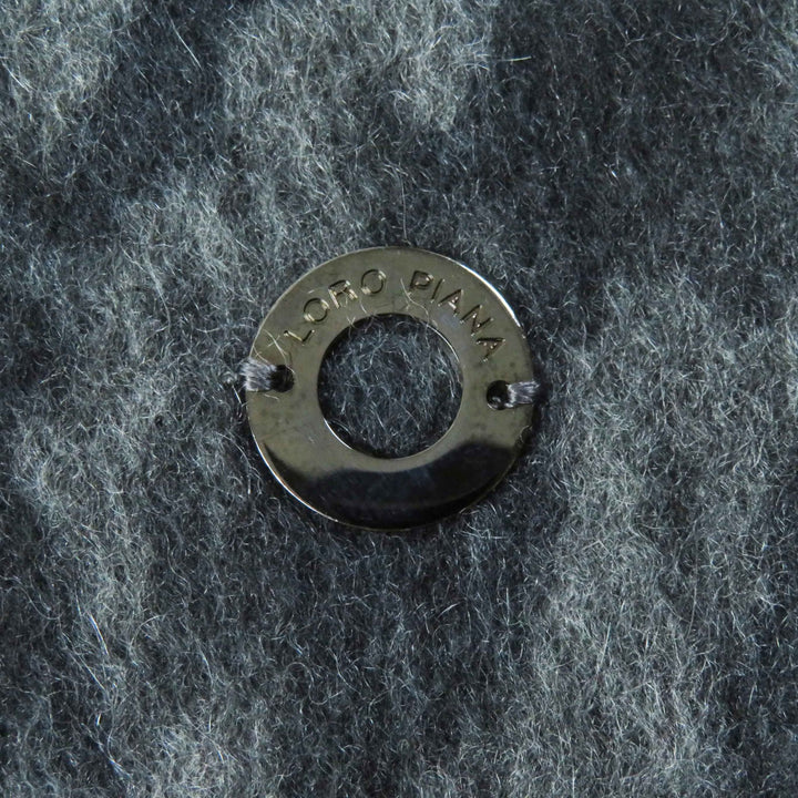 美品◎Loro Piana ロロピアーナ カシミヤ100％ 羊革 ロゴプレート付き パイピングラムスキン アニマル柄 ケープ ポンチョ グレー 正規品