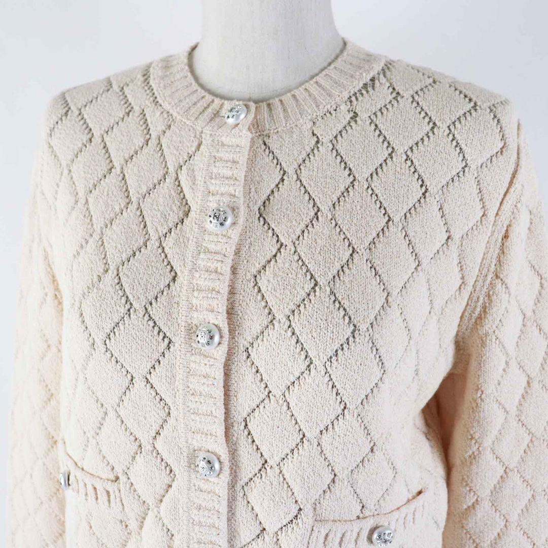 極美品◎CHANEL シャネル 23S P75071 ラインストーンココマークボタン付き クロップド丈 カーディガン ライトオレンジ 36 保存袋付き
