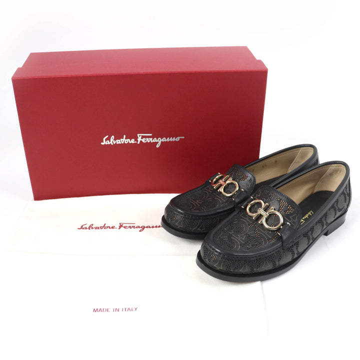 極美品☆Salvatore Ferragamo サルヴァトーレフェラガモ ROLO ガンチーニ金具 ロゴ総柄 レザー ローファー ブラック 5.5 レディース