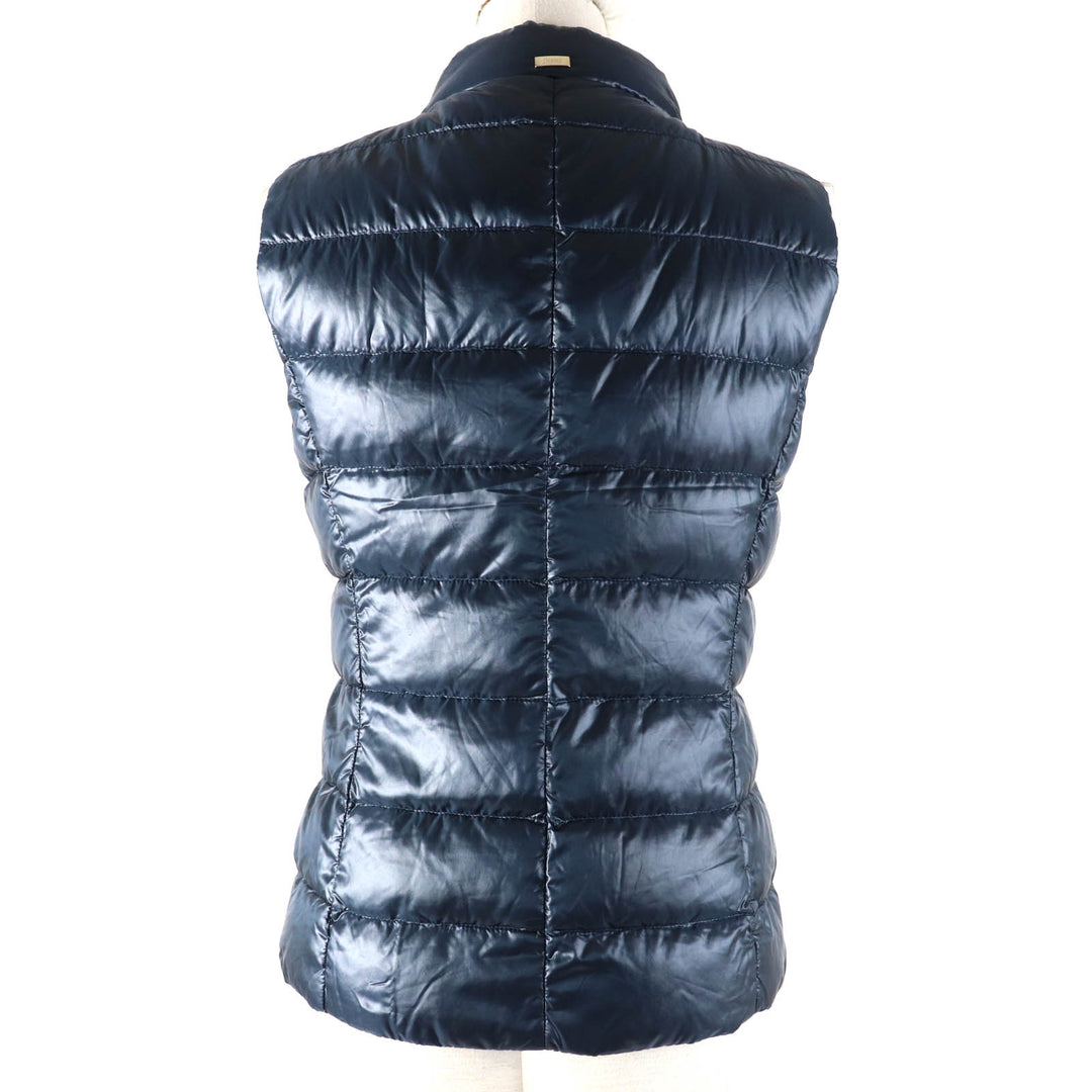 美品☆Herno ヘルノ PI0483D ロゴ金具 ZIP UP 軽量 ライト ダウンベスト ダークネイビー 40 レディース ルーマニア製