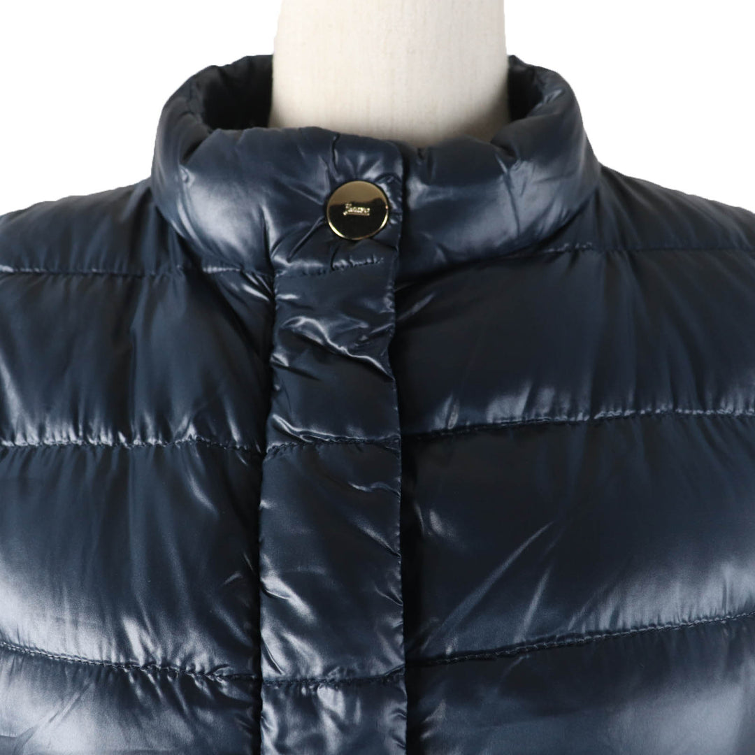 美品☆Herno ヘルノ PI0483D ロゴ金具 ZIP UP 軽量 ライト ダウンベスト ダークネイビー 40 レディース ルーマニア製