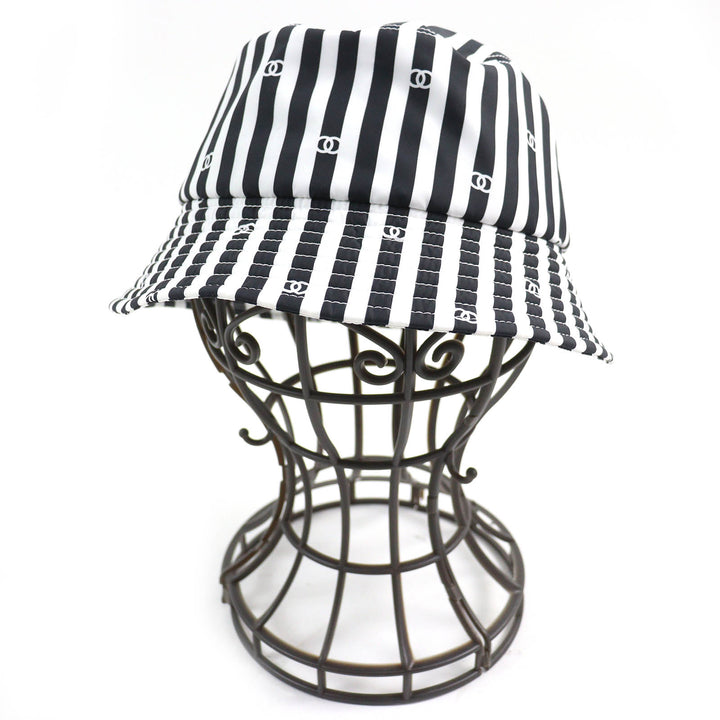 極美品△CHANEL シャネル 24SS AA9874 ココビーチ ココマーク ストライプ柄 バケットハット 帽子 ブラック ホワイト S フランス製 正規品