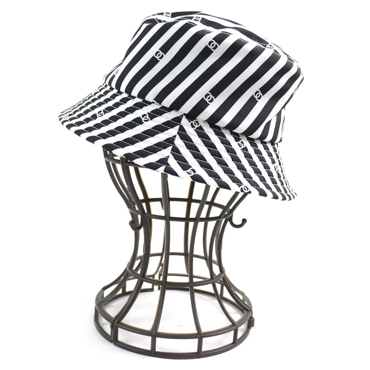 極美品△CHANEL シャネル 24SS AA9874 ココビーチ ココマーク ストライプ柄 バケットハット 帽子 ブラック ホワイト S フランス製 正規品