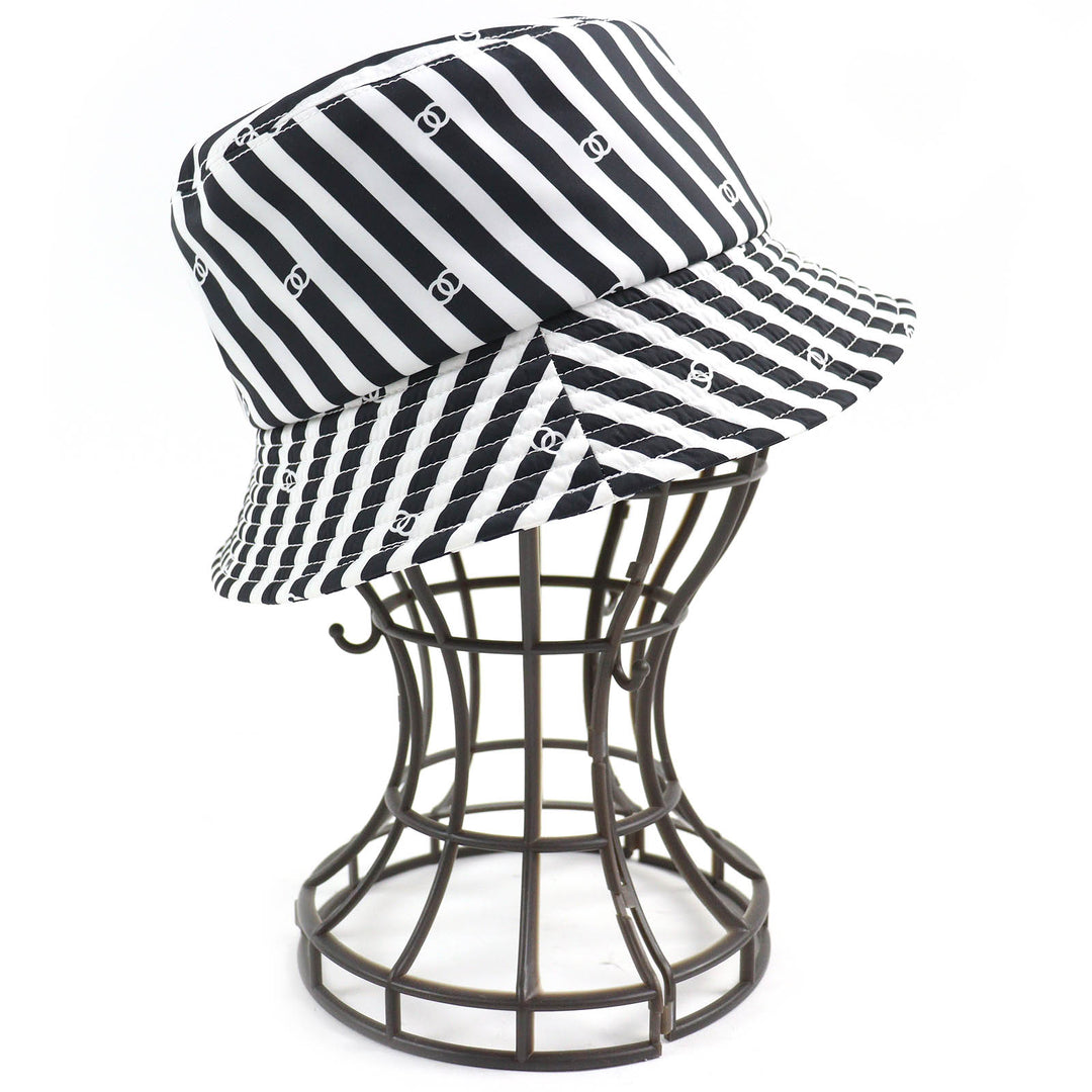 極美品△CHANEL シャネル 24SS AA9874 ココビーチ ココマーク ストライプ柄 バケットハット 帽子 ブラック ホワイト S フランス製 正規品