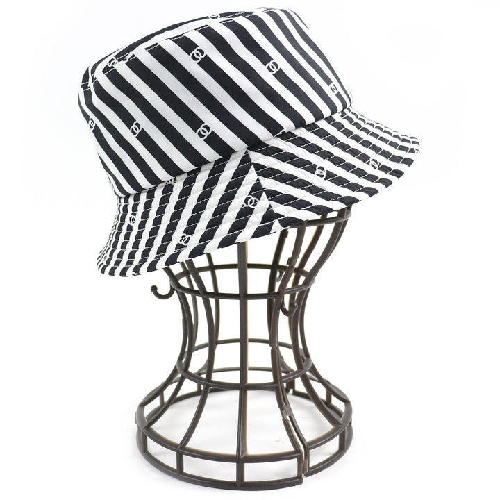 極美品△CHANEL シャネル 24SS AA9874 ココビーチ ココマーク ストライプ柄 バケットハット 帽子 ブラック ホワイト S フランス製 正規品