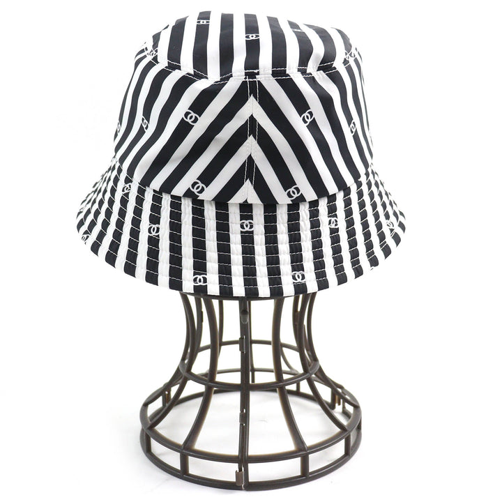 極美品△CHANEL シャネル 24SS AA9874 ココビーチ ココマーク ストライプ柄 バケットハット 帽子 ブラック ホワイト S フランス製 正規品