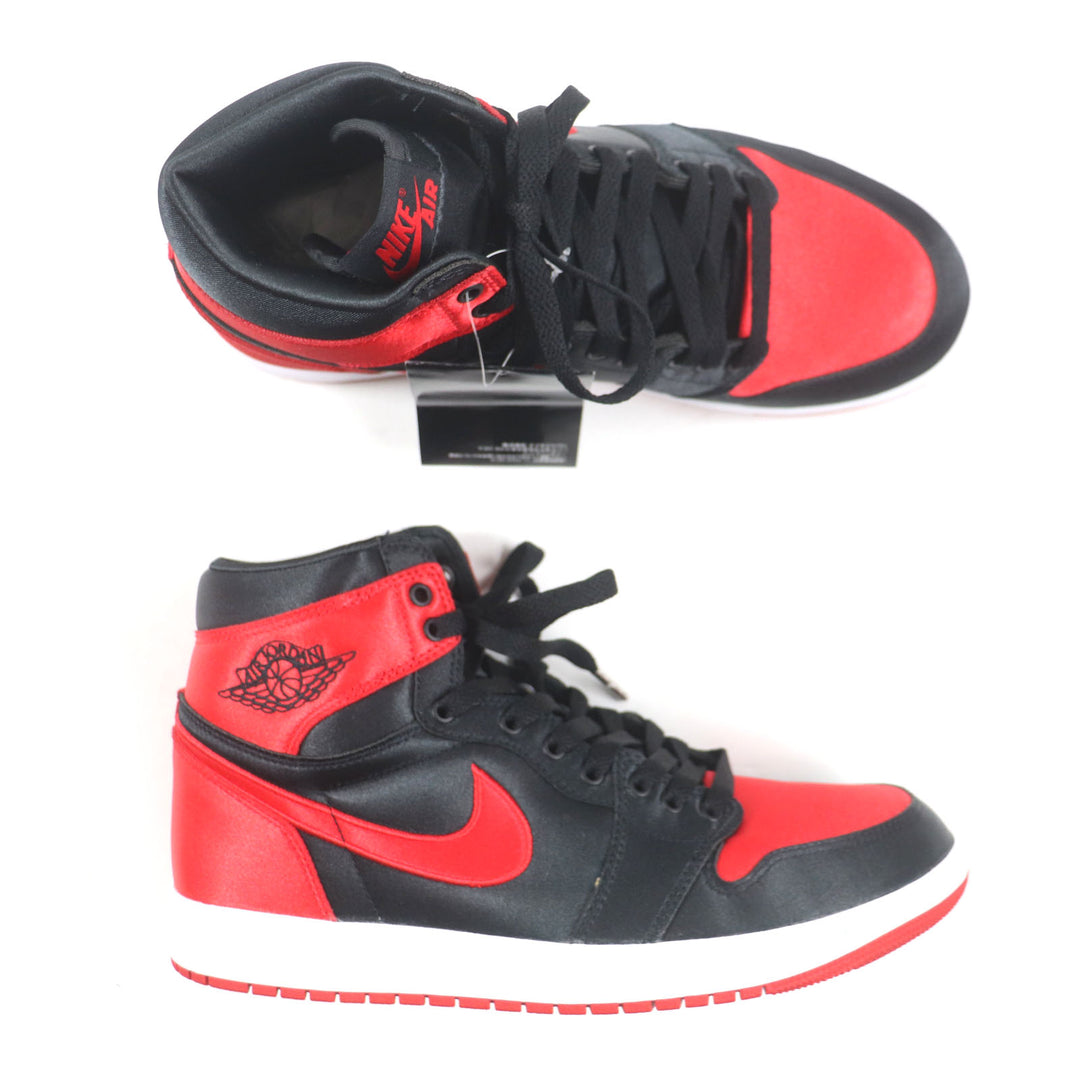 未使用品▼NIKE ナイキ FD4810-061 WMNS AIR JORDAN 1 RETRO HI OG サテン ハイカットスニーカー ブラック レッド 26.5 箱・袋付 メンズ
