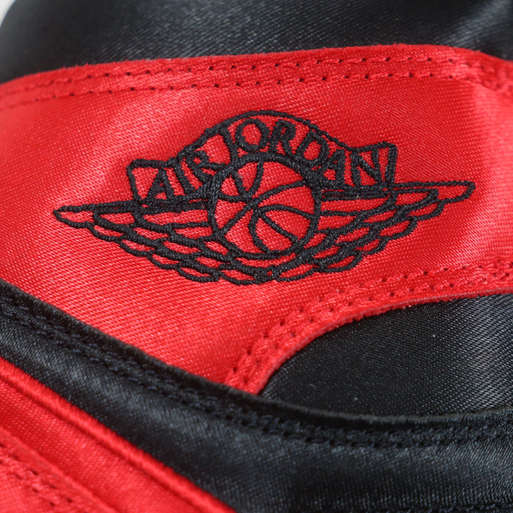 未使用品▼NIKE ナイキ FD4810-061 WMNS AIR JORDAN 1 RETRO HI OG サテン ハイカットスニーカー ブラック レッド 26.5 箱・袋付 メンズ