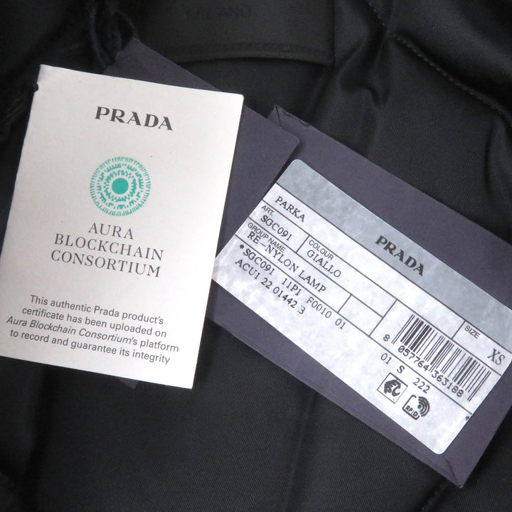 未使用品□PRADA プラダ 2022年製 SGC091 Re-Nylon トライアングルロゴ グラフィック パテッドコート イエロー XS イタリア製 正規品