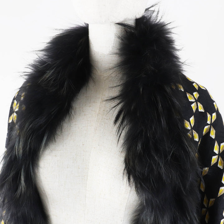 美品◎FENDI フェンディ FXT069 シルク混 ラクーンファー ズッカ柄 スカーフ ブラック イエロー 1400×1400ｍｍ 箱付き 伊製 正規品