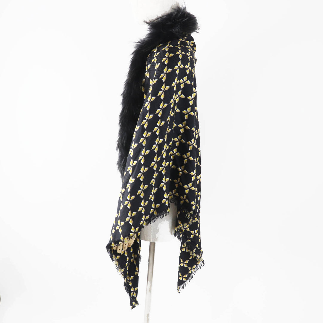 美品◎FENDI フェンディ FXT069 シルク混 ラクーンファー ズッカ柄 スカーフ ブラック イエロー 1400×1400ｍｍ 箱付き 伊製 正規品