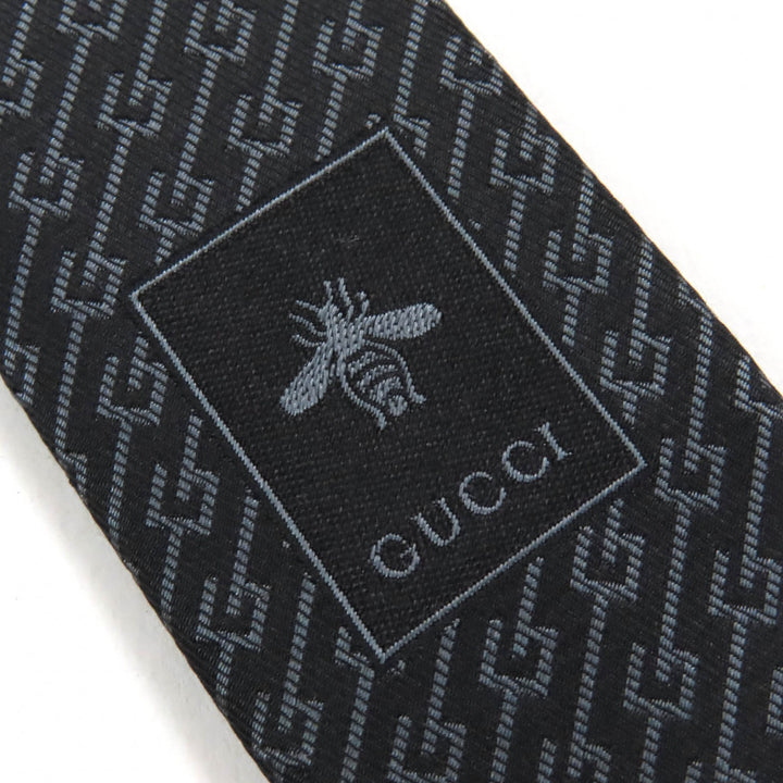 極美品△GUCCI グッチ シルク100% Gロゴ レジメンタルストライプ ネクタイ 剣先7cm ダークブラウン グレー 148×7cm 伊製 正規品　メンズ