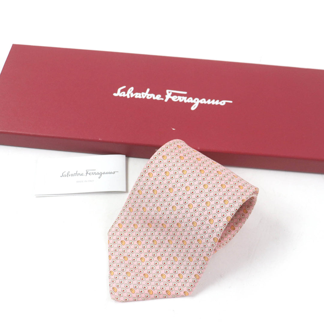 未使用品□Salvatore Ferragamo サルヴァトーレフェラガモ シルク100％ シェル 総柄 ワイドタイ ネクタイ ピンク 箱付き イタリア製