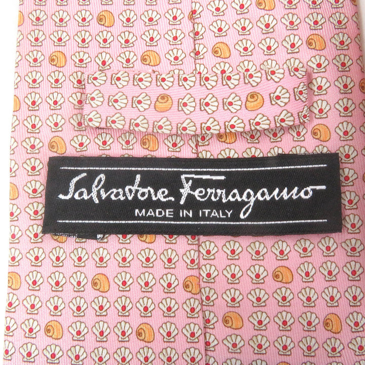 未使用品□Salvatore Ferragamo サルヴァトーレフェラガモ シルク100％ シェル 総柄 ワイドタイ ネクタイ ピンク 箱付き イタリア製