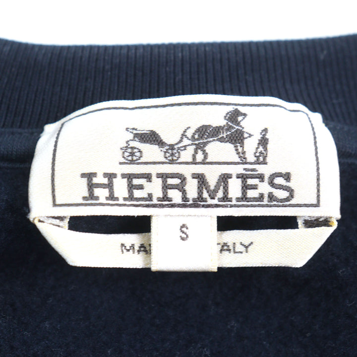美品○HERMES エルメス 23SS シュヴォー アン シンメトリー 羊革 レザーパッチ 裏起毛 クルーネック スウェットシャツ S 正規品 メンズ