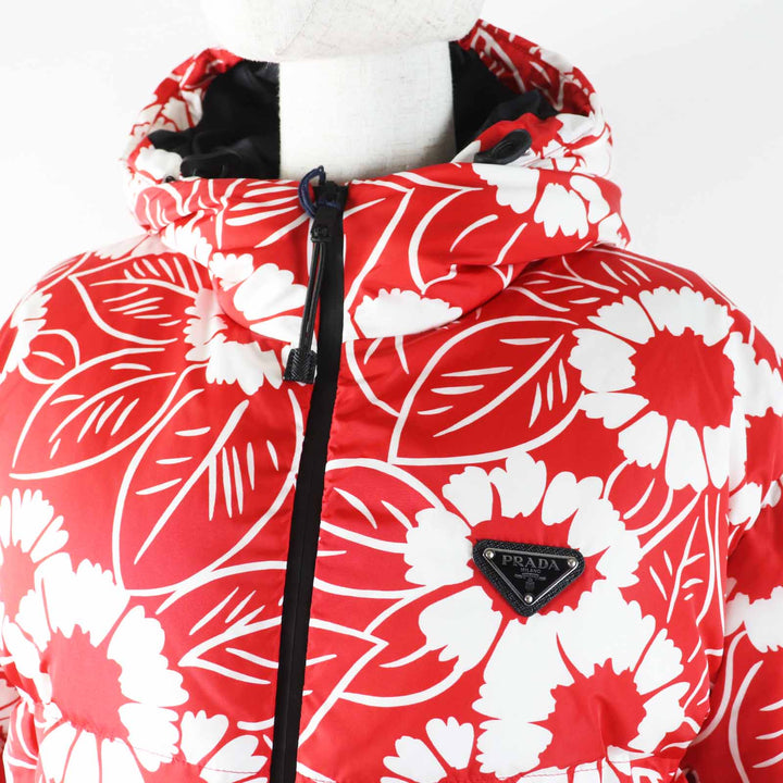 未使用品◎PRADA プラダ 21AW SGC025 フローラル柄 トライアングルロゴ／三角プレート付 フーデッド ダウンジャケット レッドホワイト S