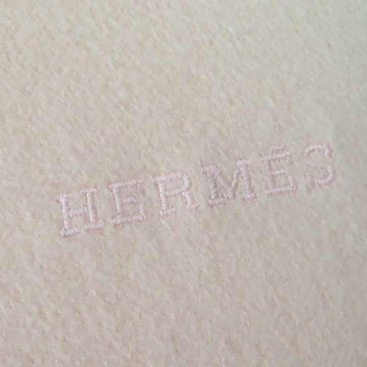 良品◎HERMES エルメス カシミヤ100％ ロゴ刺繍入り 超大判 ショール フリンジ付き ベビーピンク イタリア製 レディース
