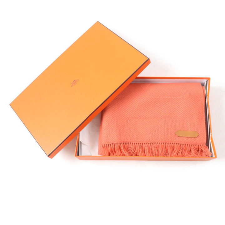 未使用品★HERMES エルメス グランド シェブロン カシミヤ100％ Rose Blush レザーロゴパッチ・フリンジ付 ストール マフラー 箱付き
