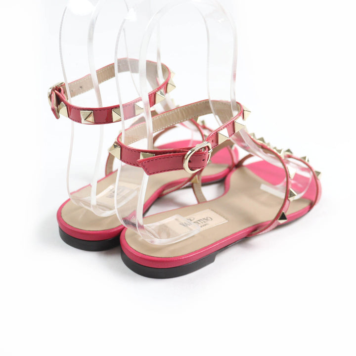 極美品★Valentino Garavani ヴァレンティノガラヴァーニ ロックスタッズ付 アンクルストラップ パテントレザー フラットサンダル ピンク