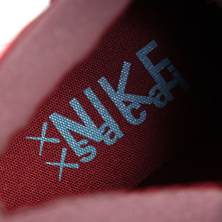 未使用品○NIKE KAWS SACAI ナイキ カウズ サカイ DM7901 600 BLAZER LOW トリプルネームタグ XXモチーフ刻印 レザー スニーカー 27