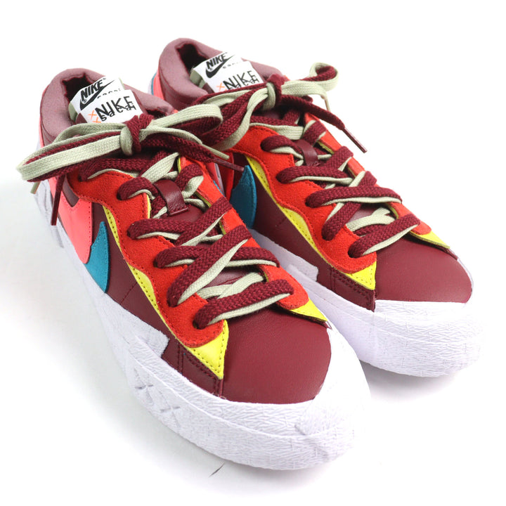 未使用品○NIKE KAWS SACAI ナイキ カウズ サカイ DM7901 600 BLAZER LOW トリプルネームタグ XXモチーフ刻印 レザー スニーカー 27