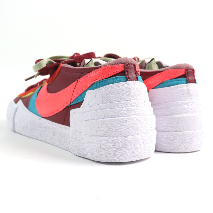 未使用品○NIKE KAWS SACAI ナイキ カウズ サカイ DM7901 600 BLAZER LOW トリプルネームタグ XXモチーフ刻印 レザー スニーカー 27