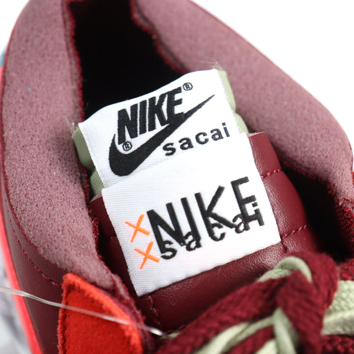 未使用品○NIKE KAWS SACAI ナイキ カウズ サカイ DM7901 600 BLAZER LOW トリプルネームタグ XXモチーフ刻印 レザー スニーカー 27
