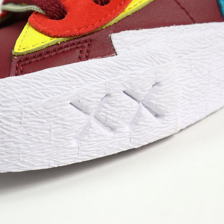 未使用品○NIKE KAWS SACAI ナイキ カウズ サカイ DM7901 600 BLAZER LOW トリプルネームタグ XXモチーフ刻印 レザー スニーカー 27