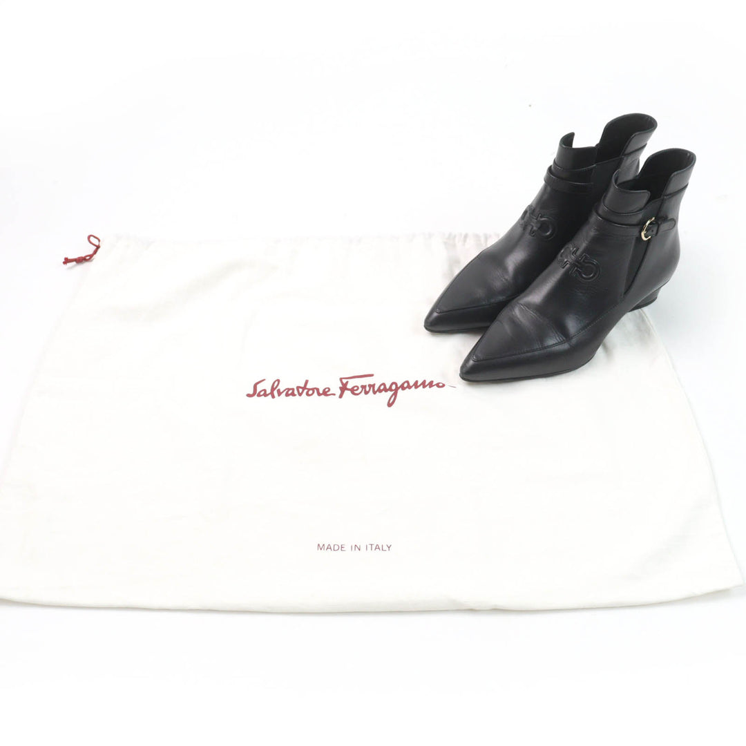 美品☆Salvatore Ferragamo サルヴァトーレフェラガモ ガンチーニ金具付 レザー ショートブーツ ブラック 約24.5cm相当 伊製 レディース