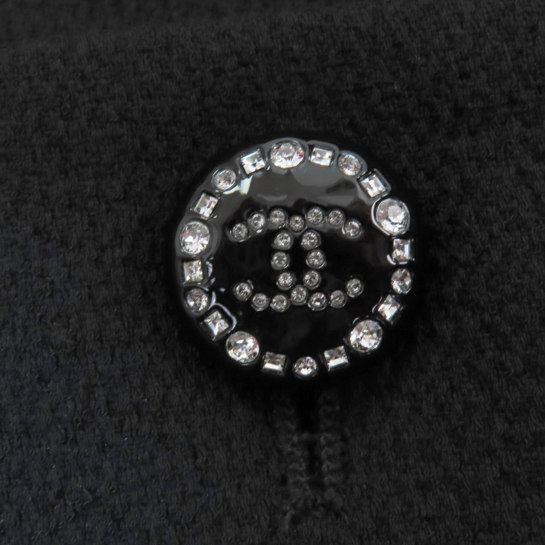 極美品☆CHANEL シャネル 22C P71865V63363 シルク100％ ラインストーン ココマークボタン ノーカラージャケット ブラック 36 正規品