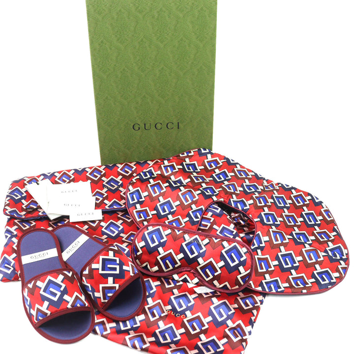 未使用品△GUCCI グッチ ジオメトリックGプリント トラベルセット シルク100％ アイマスク エアピロー スリッパ 3点セット 赤紺 M 伊製
