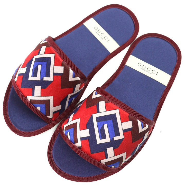 未使用品△GUCCI グッチ ジオメトリックGプリント トラベルセット シルク100％ アイマスク エアピロー スリッパ 3点セット 赤紺 M 伊製