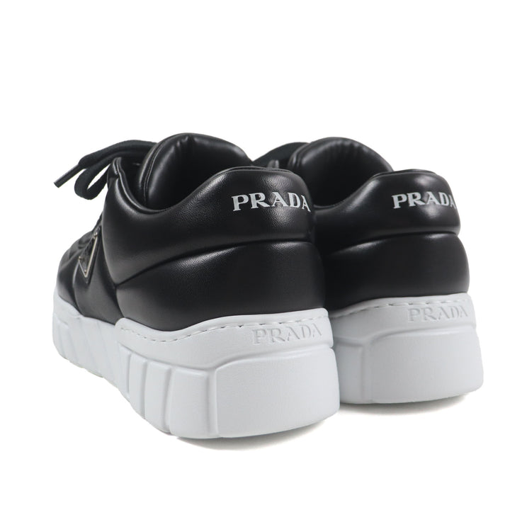 未使用品▼PRADA プラダ 2EE386 トライアングルロゴ 三角プレート ロゴ入り パデッドナッパレザー スニーカー ブラック 6 箱付き メンズ