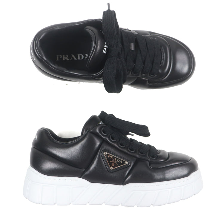 未使用品▼PRADA プラダ 2EE386 トライアングルロゴ 三角プレート ロゴ入り パデッドナッパレザー スニーカー ブラック 6 箱付き メンズ