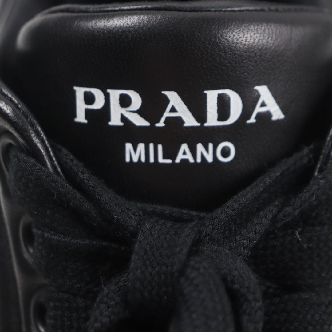 未使用品▼PRADA プラダ 2EE386 トライアングルロゴ 三角プレート ロゴ入り パデッドナッパレザー スニーカー ブラック 6 箱付き メンズ