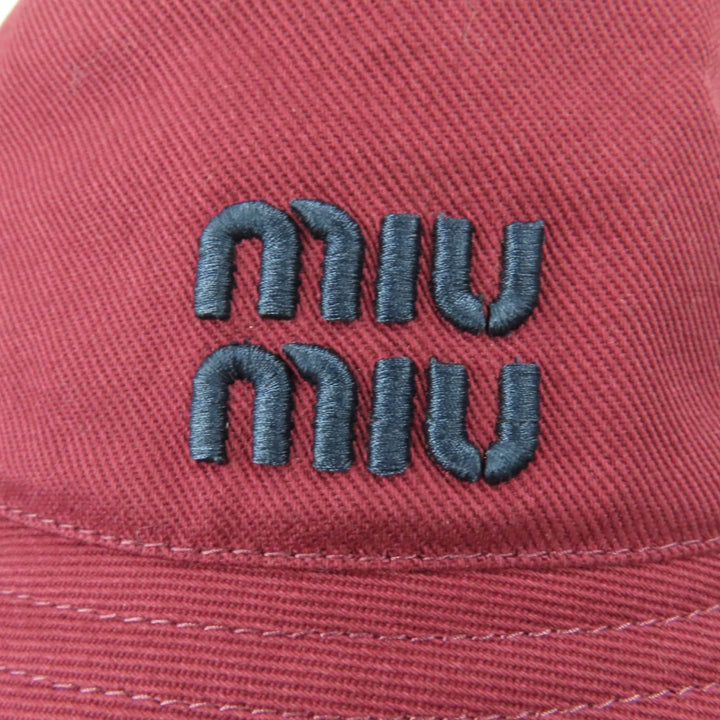 極美品☆MIUMIU ミュウミュウ 2024年製 5HC196 コットン100％ ロゴ刺繍入り バケットハット ボルドー M 保存袋付 伊製 正規品 レディース