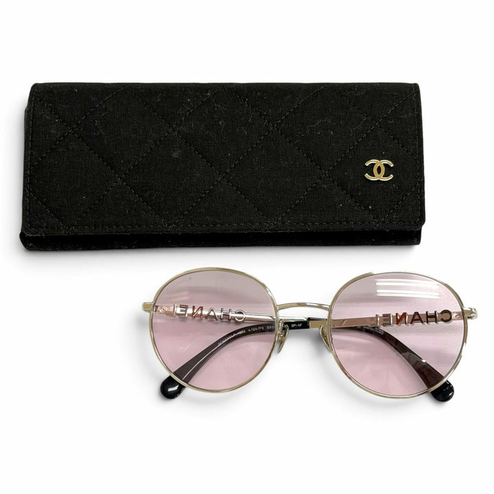 美品△CHANEL シャネル 4282 パント シェイプ サングラス ココマーク サイドロゴデザイン ボストン アイウェア シルバー 黒 53□20 135