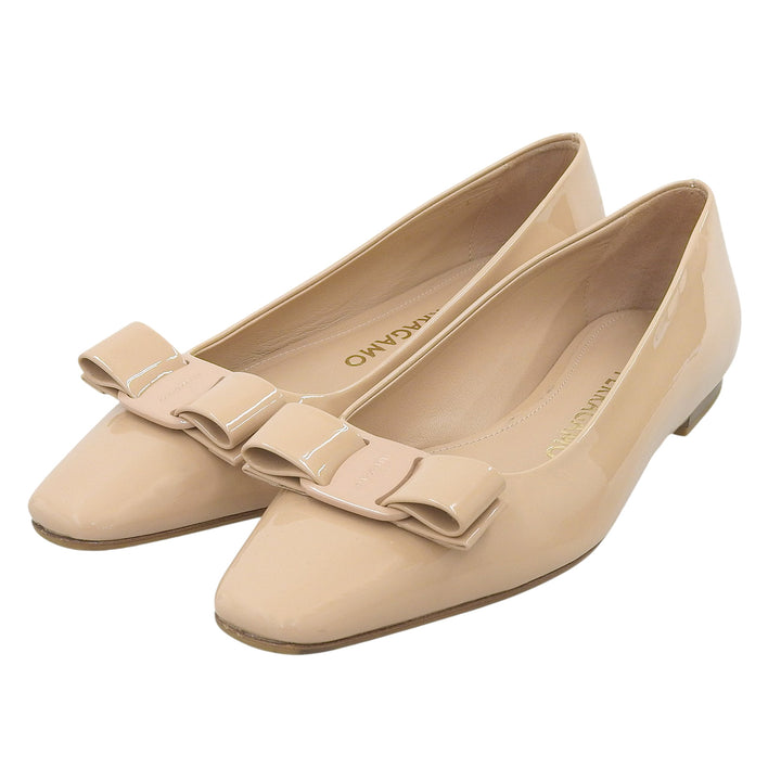 極美品▲FERRAGAMO フェラガモ ヴァラリボン パテントレザー パンプス フラットシューズ ピンクベージュ 5.5 保存袋付き イタリア製