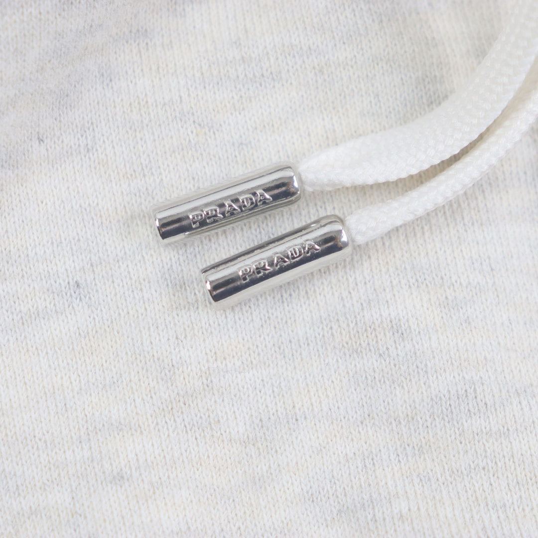 美品▼PRADA プラダ 23AW UJL24B コットン100% フロントロゴ 刺繍 フーディ プルオーバー パーカー ライトグレー S 正規品 メンズ